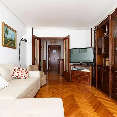 Amplio Y Acogedor Piso En Pleno Barrio De Gros, En Donostia - Apartman